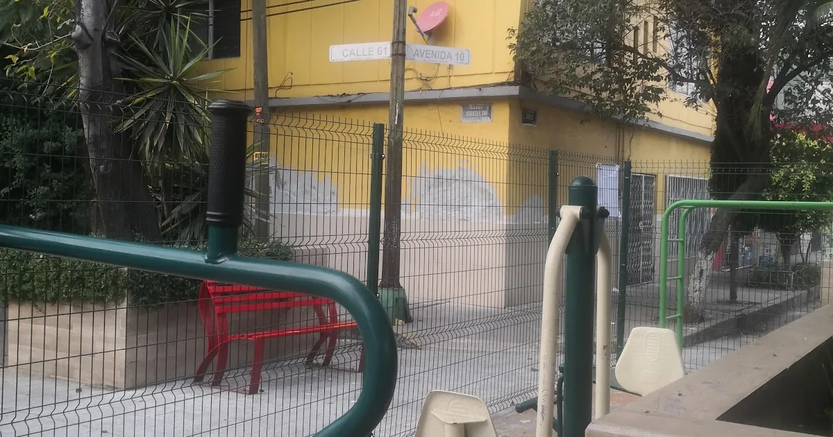 Gimnasio Público «Av. 10».