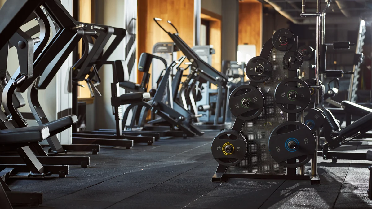 Máquinas y pesas dentro de un gimnasio en México